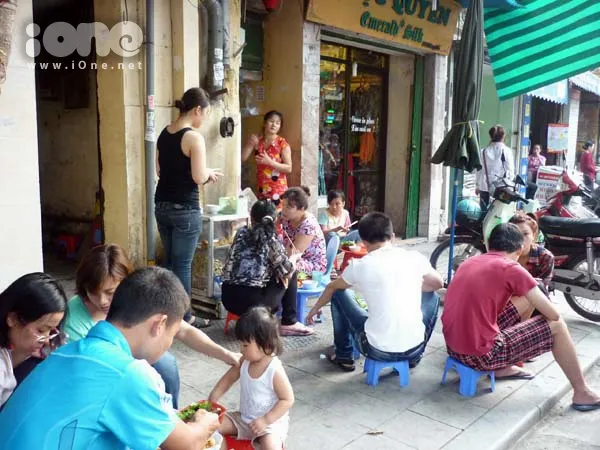 ‘Đ.ánh chén’ há cảo, bánh tôm nổi tiếng ở phố cổ