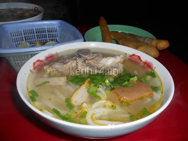 Đà Nẵng: Đi ăn bánh canh xương chả, cá lóc