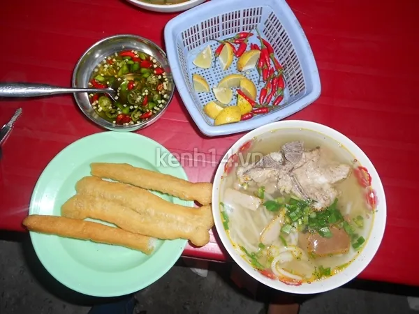 Đà Nẵng: Đi ăn bánh canh xương chả, cá lóc