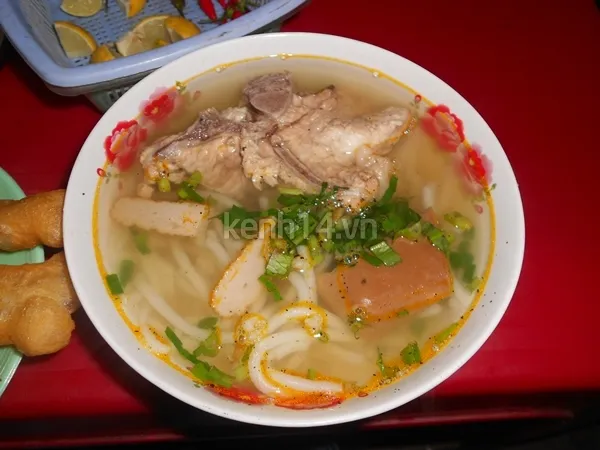 Đà Nẵng: Đi ăn bánh canh xương chả, cá lóc