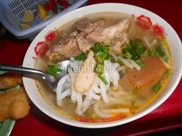 Đà Nẵng: Đi ăn bánh canh xương chả, cá lóc