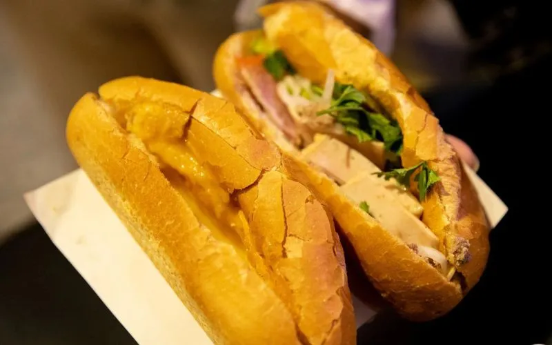 Đến Cần Thơ ăn chiếc bánh mì tí hon có một không hai