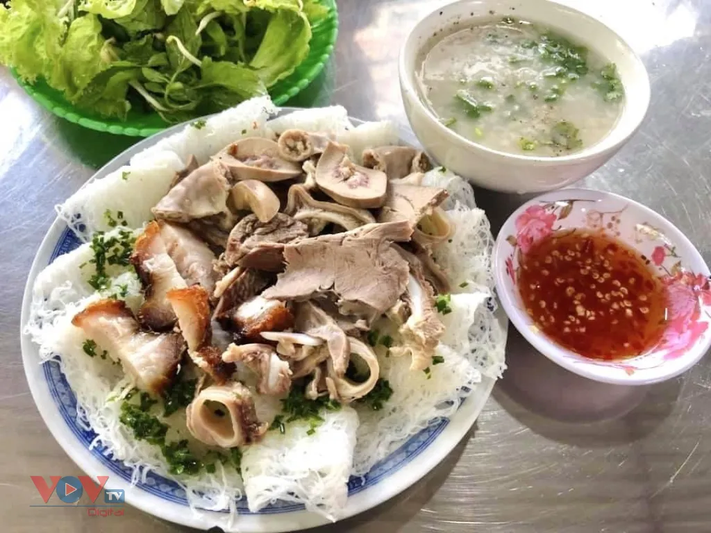 Đến Phú Yên thưởng thức “bánh hỏi lòng heo”