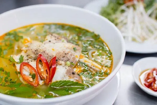 Địa chỉ cuối tuần: 2 tiệm bánh canh ‘đắt xắt ra miếng’