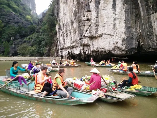 Độc đáo chợ nổi ở “vịnh Hạ Long trên cạn”