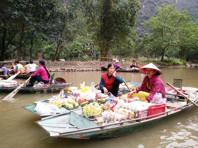 Độc đáo chợ nổi ở “vịnh Hạ Long trên cạn”