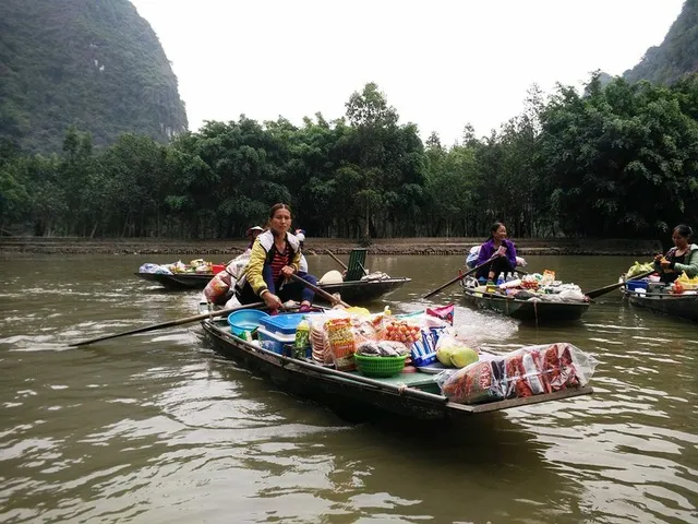 Độc đáo chợ nổi ở “vịnh Hạ Long trên cạn”