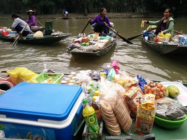 Độc đáo chợ nổi ở “vịnh Hạ Long trên cạn”