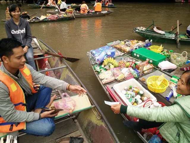 Độc đáo chợ nổi ở “vịnh Hạ Long trên cạn”