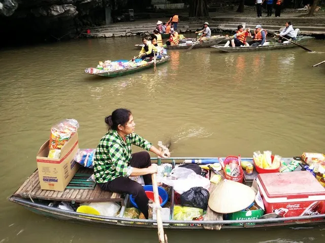 Độc đáo chợ nổi ở “vịnh Hạ Long trên cạn”