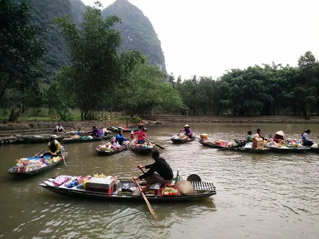 Độc đáo chợ nổi ở “vịnh Hạ Long trên cạn”