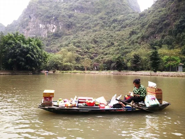 Độc đáo chợ nổi ở “vịnh Hạ Long trên cạn”