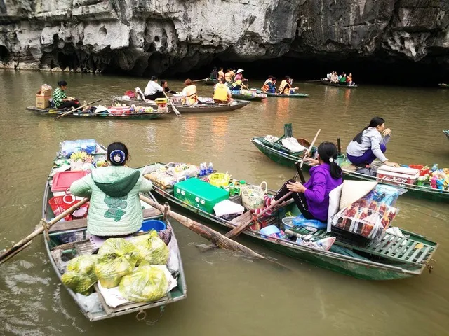 Độc đáo chợ nổi ở “vịnh Hạ Long trên cạn”