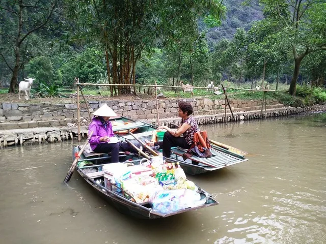 Độc đáo chợ nổi ở “vịnh Hạ Long trên cạn”