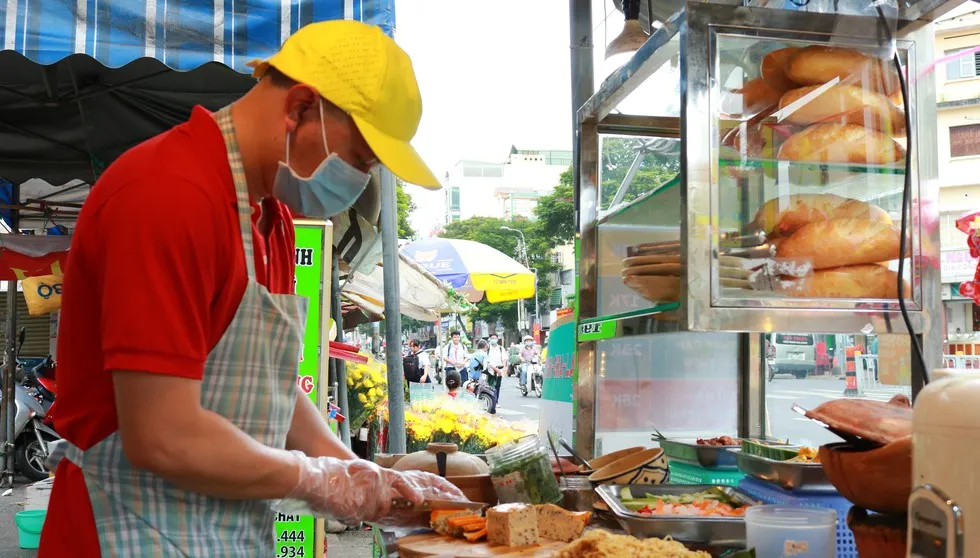 Độc lạ bánh mì sườn bì chả đầu tiên tại Sài Gòn