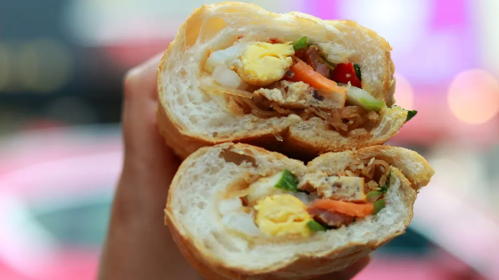 Độc lạ bánh mì sườn bì chả đầu tiên tại Sài Gòn