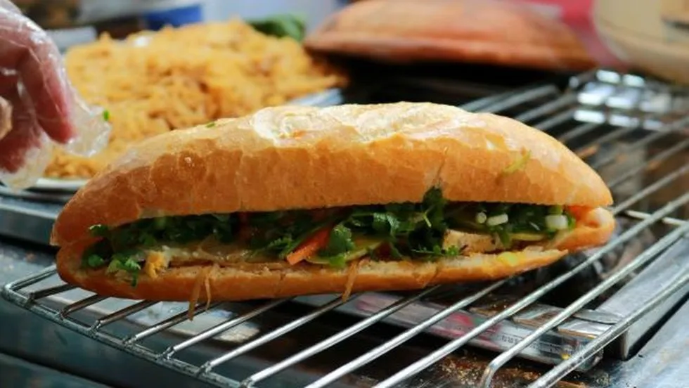 Độc lạ bánh mì sườn bì chả đầu tiên tại Sài Gòn