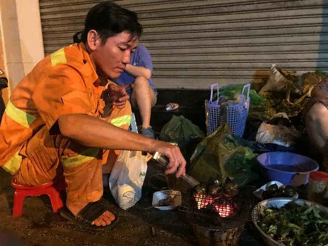 ‘Độc nhất’ Sài Gòn bà cụ U.80 bán ốc lúc nửa đêm: Khách ‘ghiền’ vì tự nướng