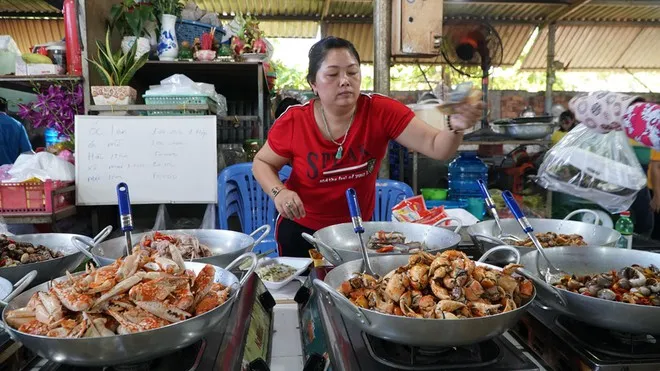 ‘Độc nhất’ Sài Gòn bà cụ U.80 bán ốc lúc nửa đêm: Khách ‘ghiền’ vì tự nướng