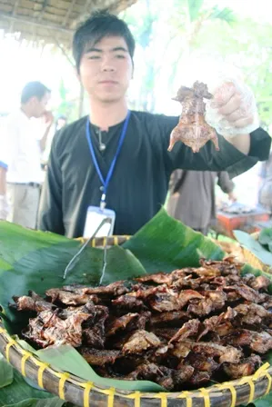 Festival nghề Huế 2011: Chuột đồng nướng miền Tây “cháy hàng”