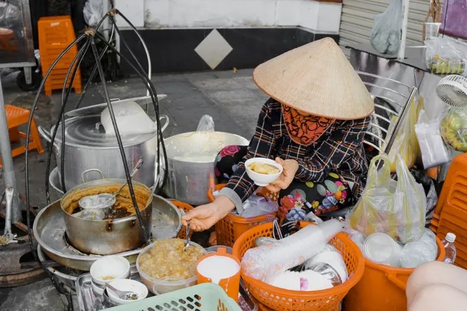 Gánh tàu hũ gần 30 năm trong hẻm Sài Gòn: Không dám nghỉ bán vì nhớ… khách