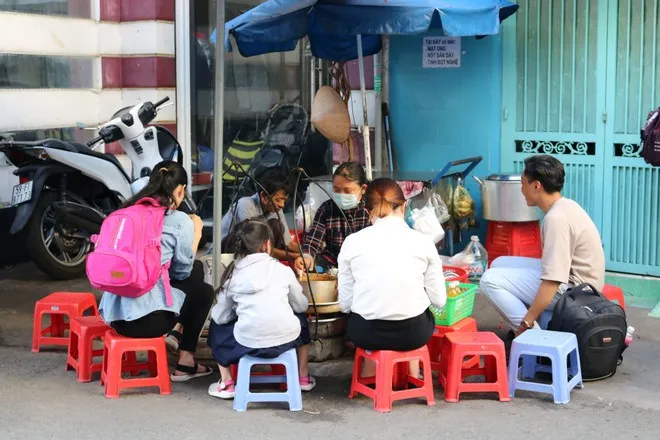 Gánh tàu hũ gần 30 năm trong hẻm Sài Gòn: Không dám nghỉ bán vì nhớ… khách