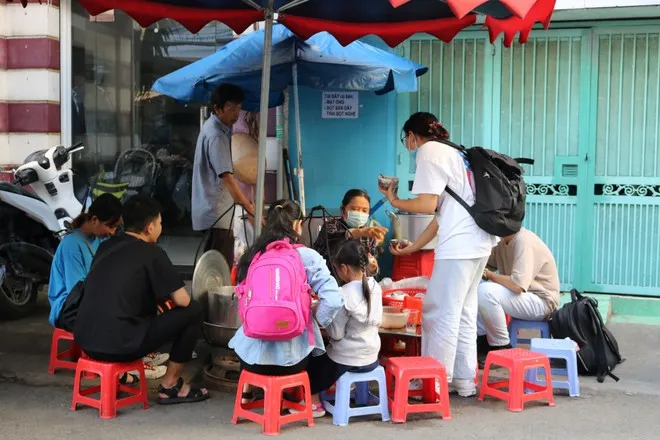 Gánh tàu hũ gần 30 năm trong hẻm Sài Gòn: Không dám nghỉ bán vì nhớ… khách