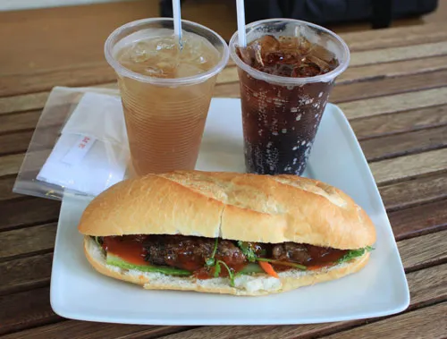 Khám phá “thiên đường” bánh mì heo quay ở Sài Gòn