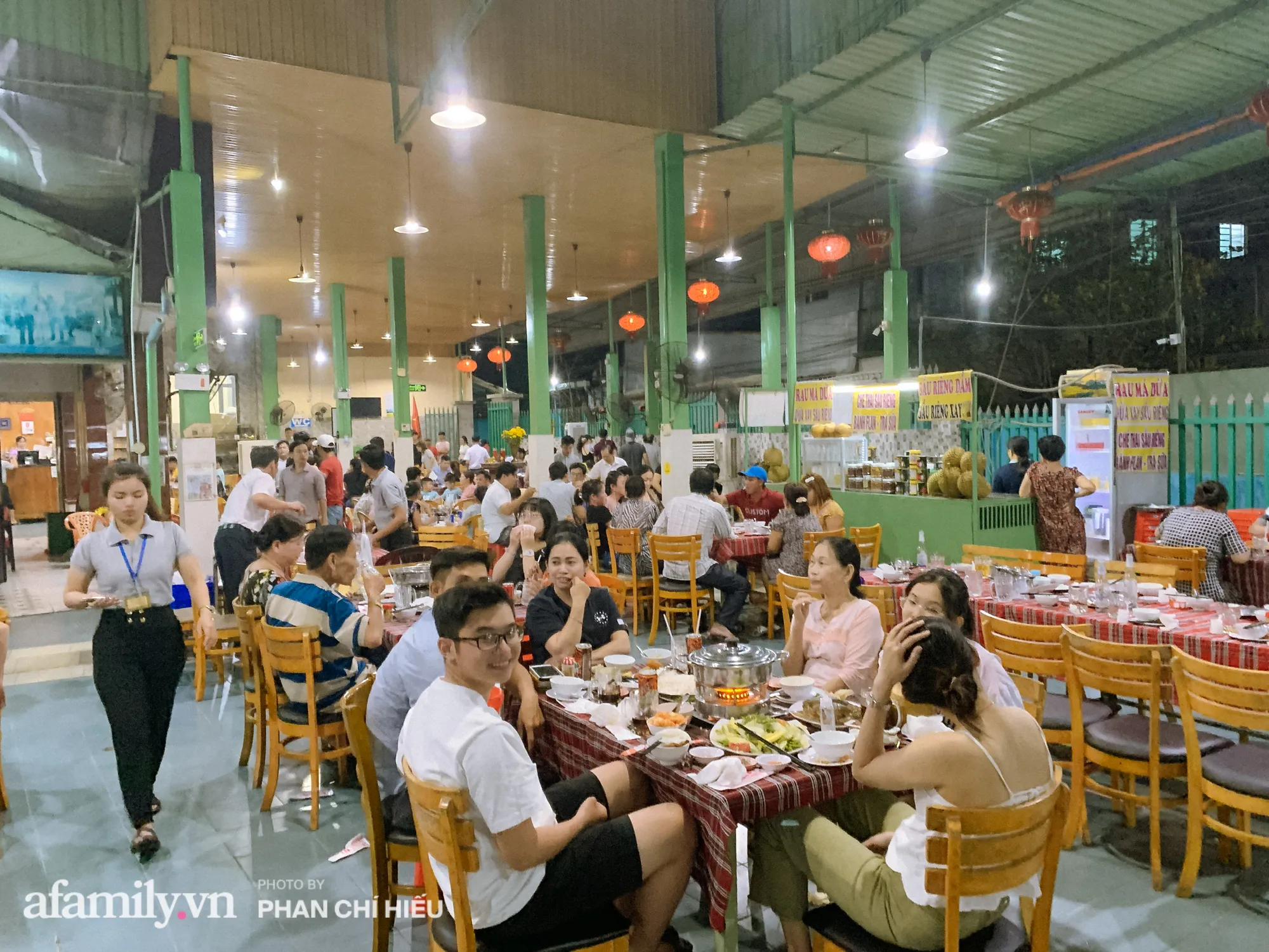 Lạ lùng quán lẩu tôm nằm tít trong hẻm hơn 30 năm vẫn đông nghịt khách, mở nồi ra đã thấy kết quả rõ rành rành thế nào rồi!