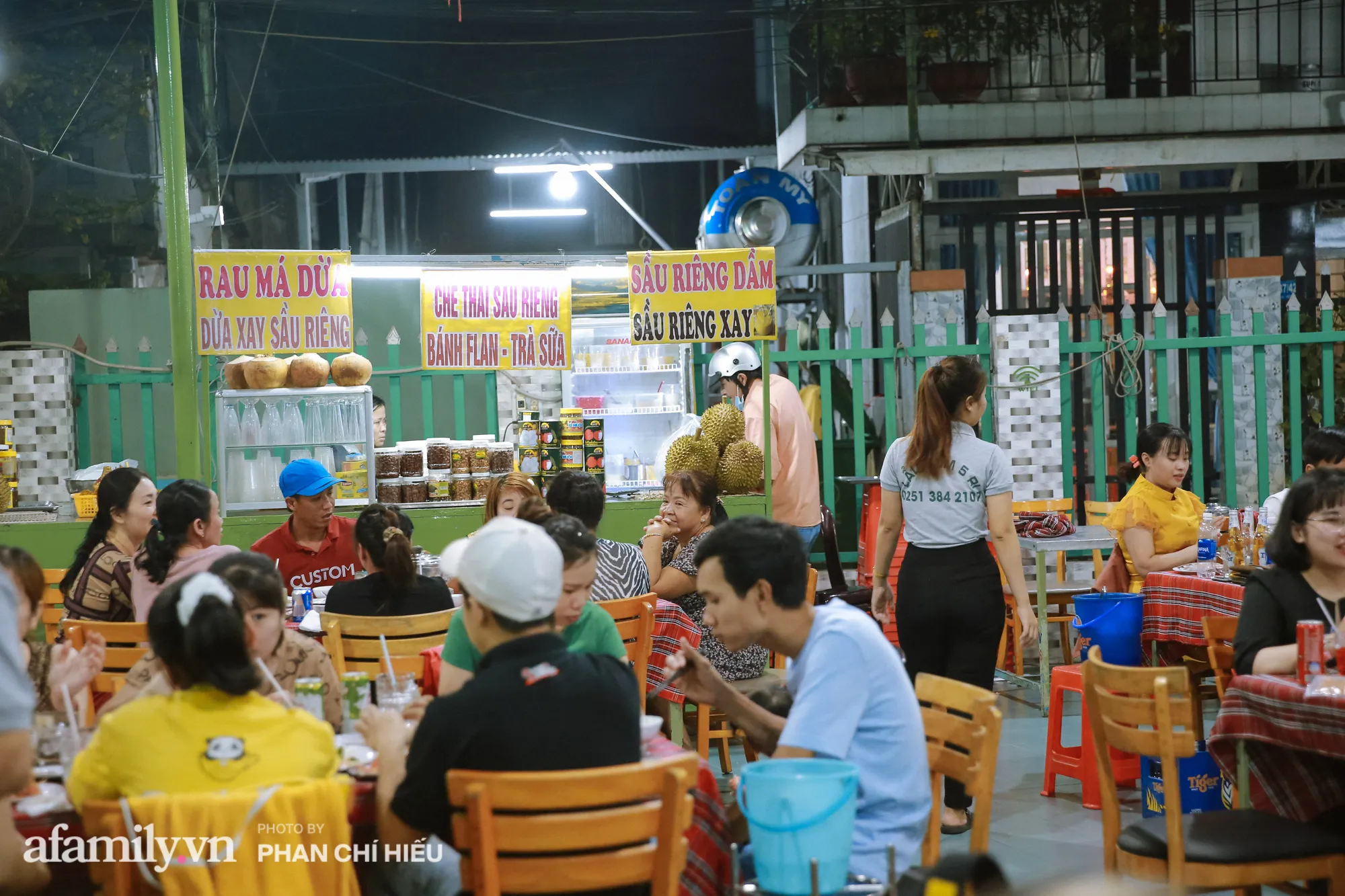 Lạ lùng quán lẩu tôm nằm tít trong hẻm hơn 30 năm vẫn đông nghịt khách, mở nồi ra đã thấy kết quả rõ rành rành thế nào rồi!