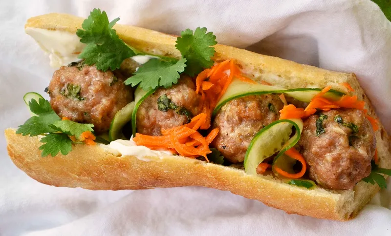 Làm chả xúc xích ăn kèm bánh mì