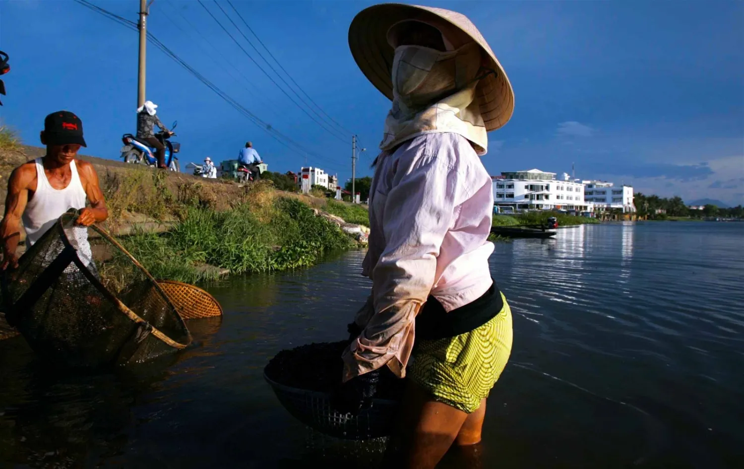 Mang hương vị ẩm thực xứ Huế về căn bếp nhà bạn với món hến xào xúc bánh đa “cay xé lưỡi”