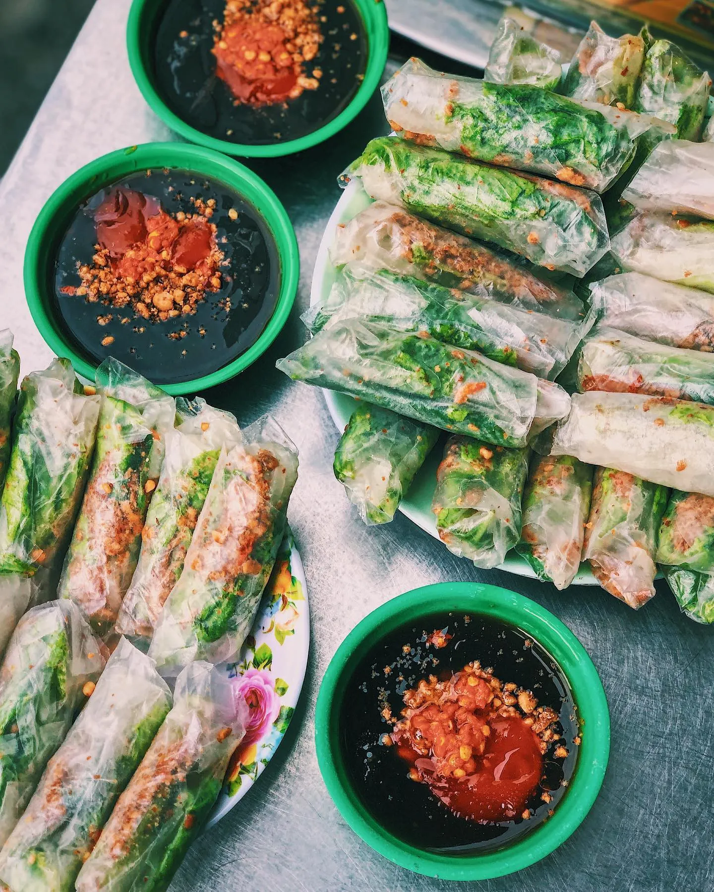 Menu ăn vặt “ba chấm là ngất ngây” của teen Sài Gòn: Bò bía 1,5K, súp “gói cả thế giới“