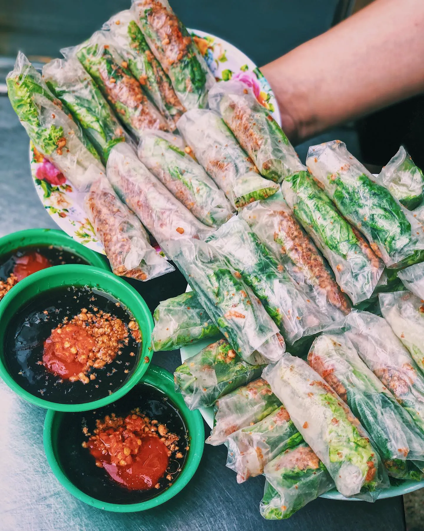 Menu ăn vặt “ba chấm là ngất ngây” của teen Sài Gòn: Bò bía 1,5K, súp “gói cả thế giới“