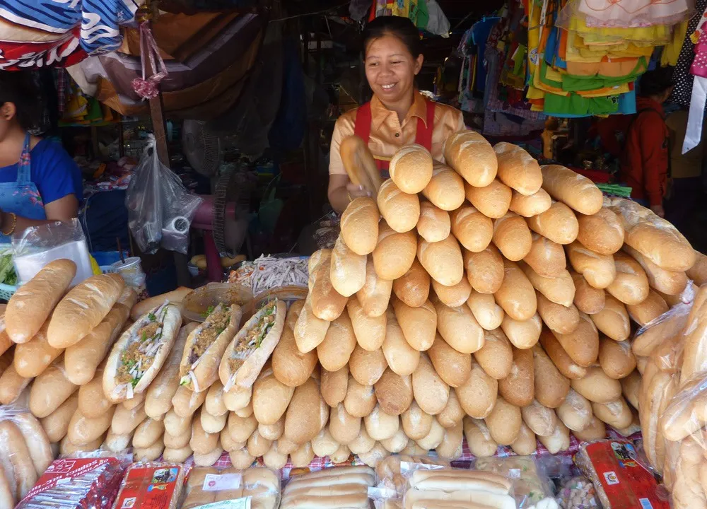 Mời bạn thử ăn bánh mỳ kiểu Lào xem có gì khác với bánh mì Việt Nam