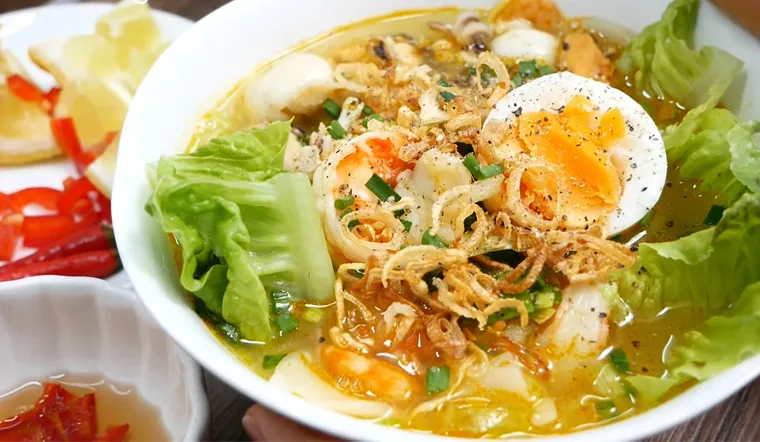 Món bánh canh cua từ bánh phồng tôm ngon độc đáo