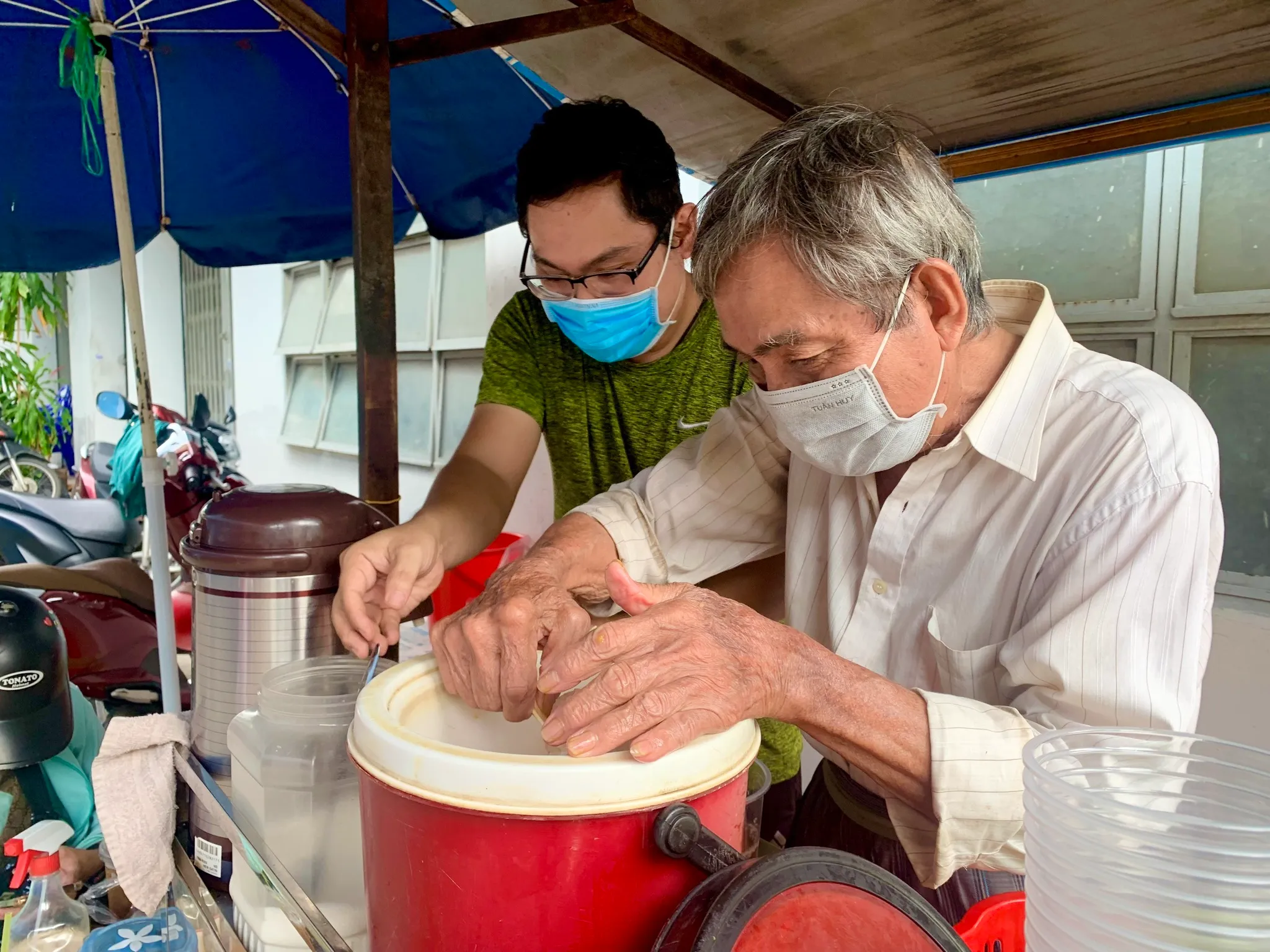 Món ngon Q.11, TP.HCM: Xe hồng trà ‘ông bà già’ 28 năm không nghỉ vì sợ… buồn