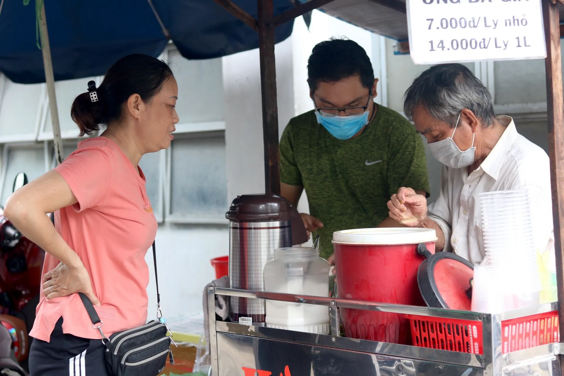 Món ngon Q.11, TP.HCM: Xe hồng trà ‘ông bà già’ 28 năm không nghỉ vì sợ… buồn