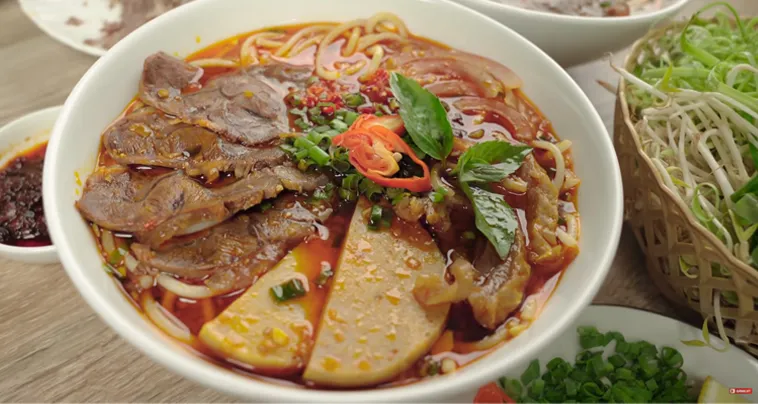 Nấu bún bò Huế chuẩn vị tại nhà