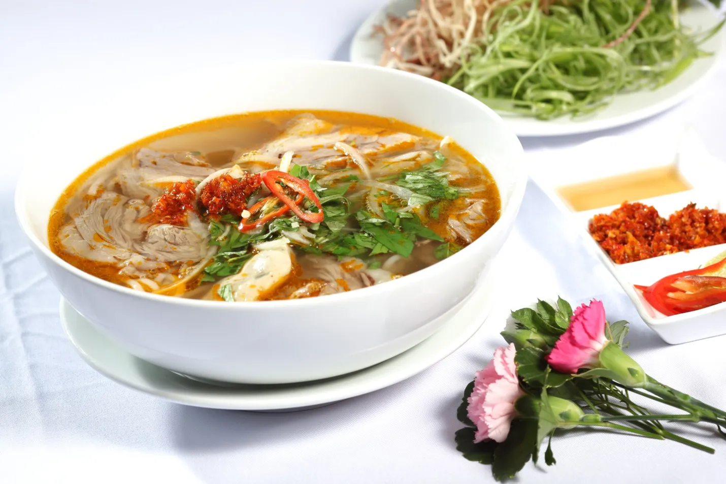 Nấu bún bò Huế chuẩn vị tại nhà