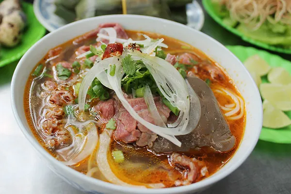 Nấu bún bò Huế chuẩn vị tại nhà