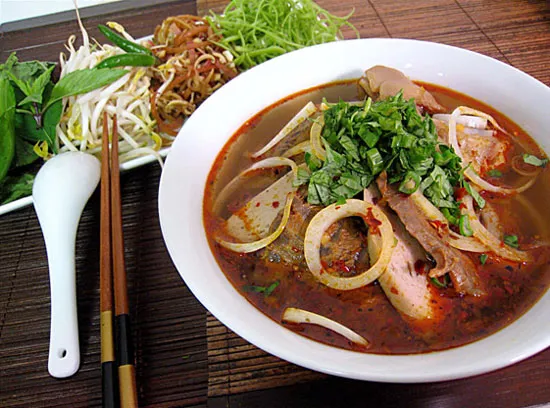 Nấu bún bò Huế chuẩn vị tại nhà