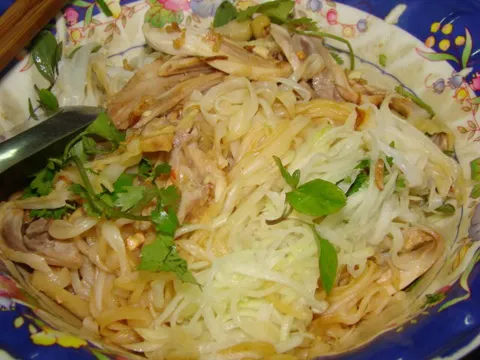 Ngỡ ngàng phở trộn phố cổ