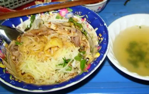 Ngỡ ngàng phở trộn phố cổ