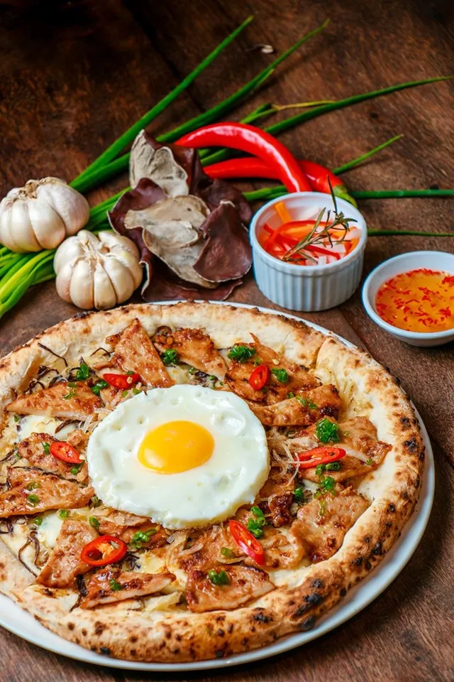 Sau pizza chả cá và bún đậu, lại xuất hiện pizza bún chả và cơm tấm