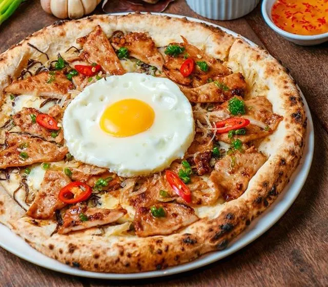 Sau pizza chả cá và bún đậu, lại xuất hiện pizza bún chả và cơm tấm