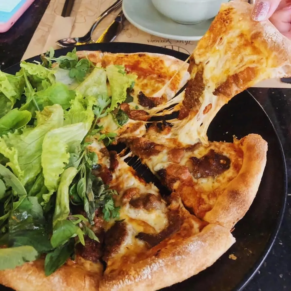 Sau pizza chả cá và bún đậu, lại xuất hiện pizza bún chả và cơm tấm