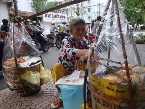 Tai yến, món bánh dần mai một trên hè phố Sài thành