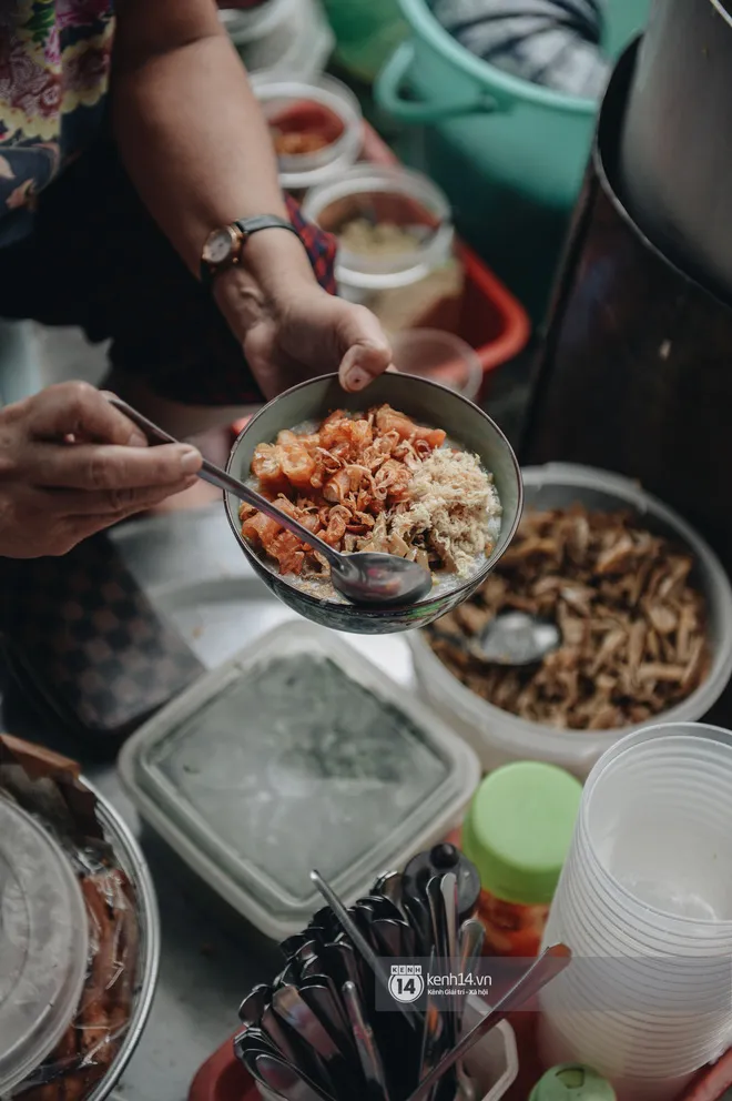 Thiếu gì ăn nấy: Có bát cháo trai full topping thế này thì mùa thu Hà Nội cứ gọi là nhất!