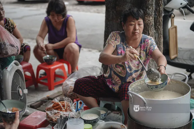 Thiếu gì ăn nấy: Có bát cháo trai full topping thế này thì mùa thu Hà Nội cứ gọi là nhất!